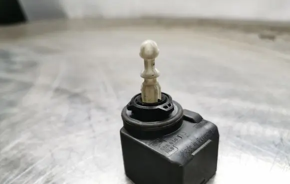 Opel Astra H Headlight level adjustment motor 