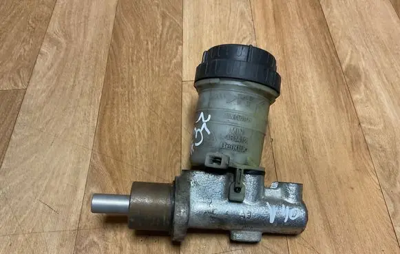 Volvo S40, V40 Master brake cylinder L481412