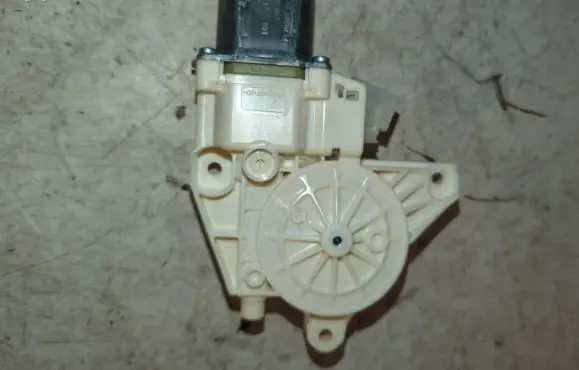 Mercedes-Benz C AMG W204 Front door window regulator motor A2048200242