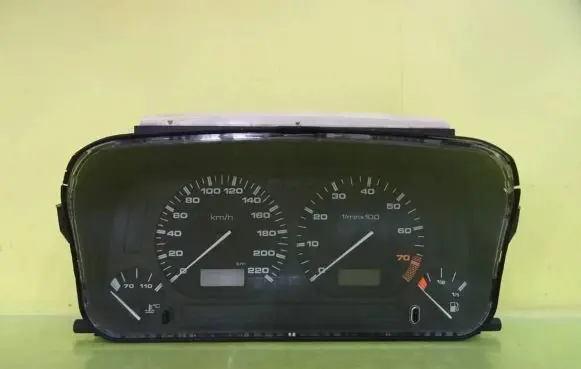 Volkswagen Golf III Speedometer (instrument cluster) 110370717003