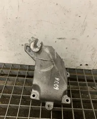 Mercedes-Benz C W204 Engine mounting bracket A2762230004