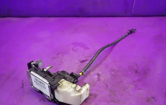 Opel Zafira B Front door lock 