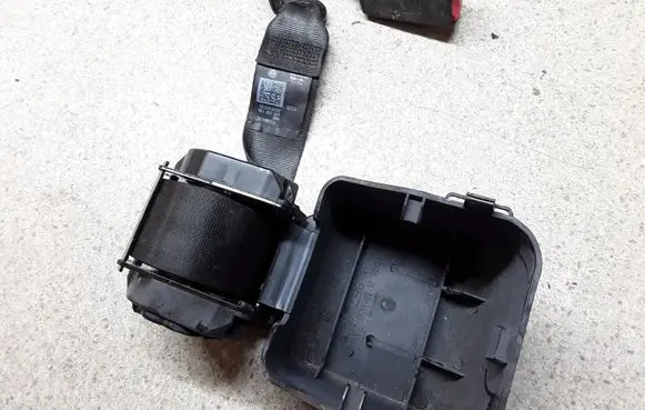 Volkswagen PASSAT B7 USA Middle seatbelt (rear) 561857807