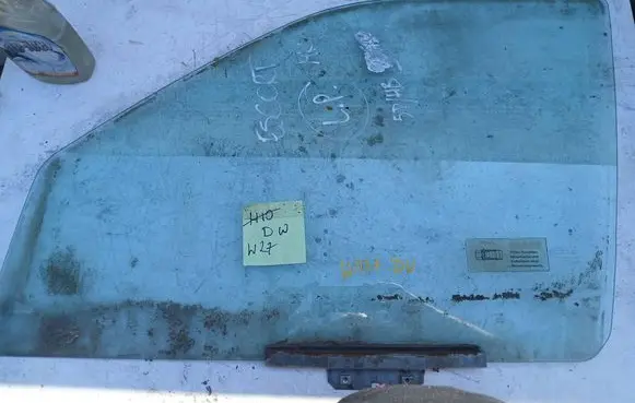 Ford Escort Front door window glass four-door 