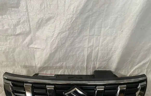 Suzuki Vitara (LY) Front bumper upper radiator grill 7212186R07212186R0