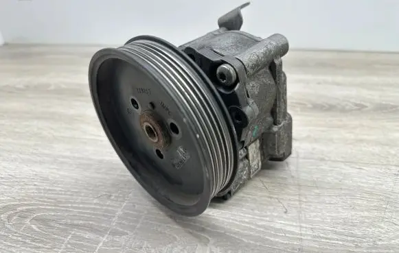 BMW 5 E60 E61 Power steering pump 678084804