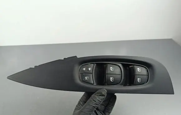 Nissan Qashqai Electric window control switch