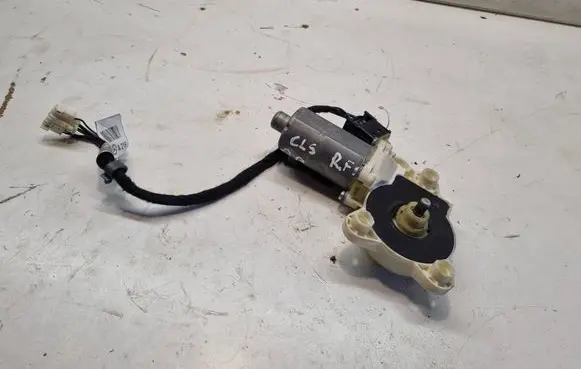 Mercedes-Benz CLS C219 Front door window regulator motor 0130821432