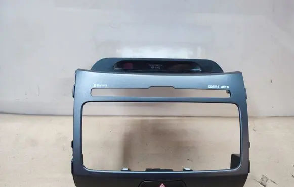 KIA Sportage Radio/GPS head unit trim U097813810