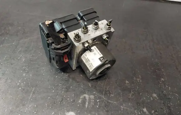 Volkswagen Golf V ABS Pump 1K0907379N 1K0614117F