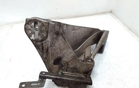 Volkswagen Touareg I Engine mounting bracket 070199307A