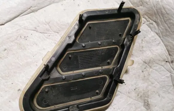 Citroen Berlingo Quarter panel pressure vent 9818354180