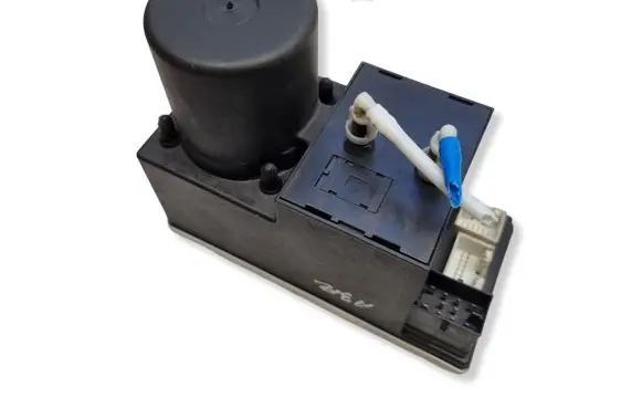 Audi A3 S3 8L Central locking vacuum pump 8D0862257B