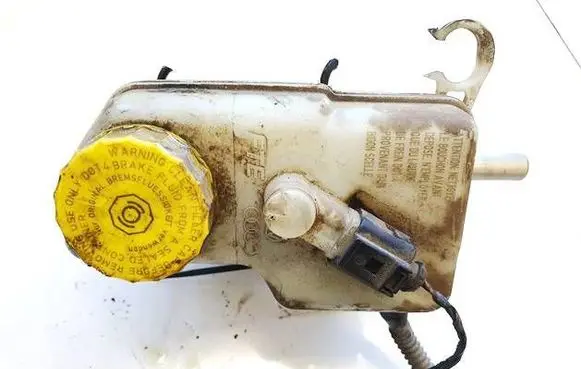 Skoda Fabia Mk2 (5J) Brake fluid reservoir