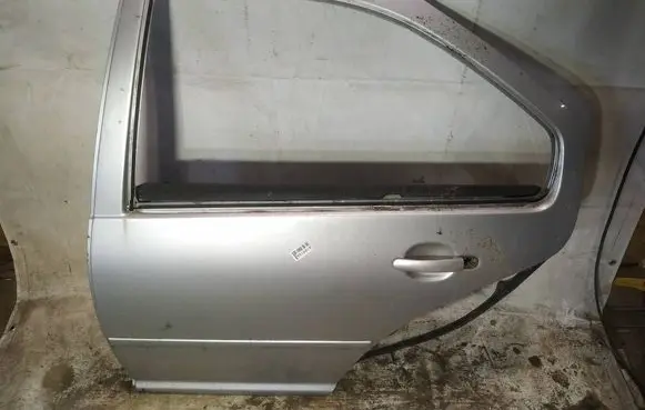 Volkswagen Bora Rear door pilkos
