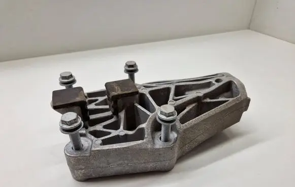 Engine mounting bracket