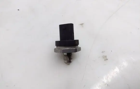 BMW 5 G30 G31 G38 Fuel pressure sensor 8631820