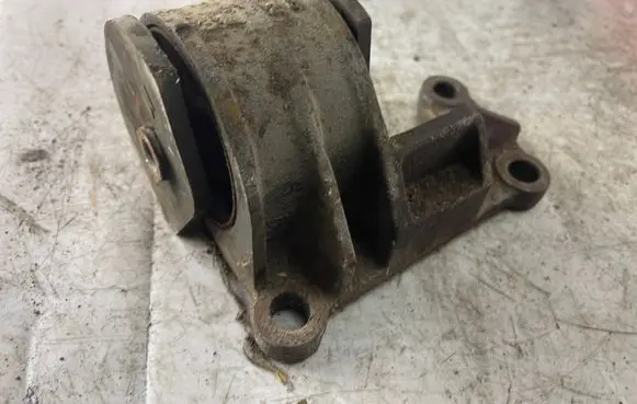 KIA Carens I Engine mount bracket Ok2kb39070
