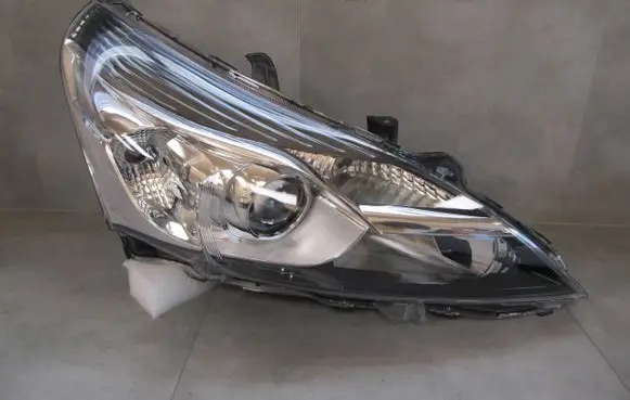 Toyota Verso Headlight/headlamp 811300F161