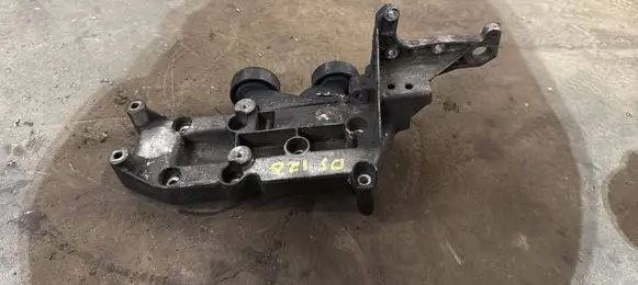 Volvo XC90 Generator/alternator bracket 30757068