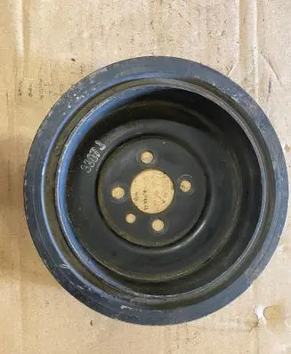 Volkswagen PASSAT B6 Crankshaft pulley 03G105243C