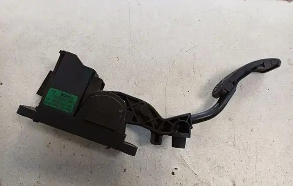 Accelerator throttle pedal