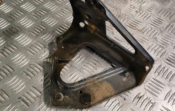 Audi A6 S6 C6 4F Fender mounting bracket 4f0821135