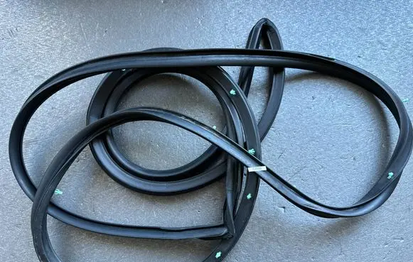 Nissan Patrol Y60 Rear door rubber seal (on body) 82831C6600 8283101J00