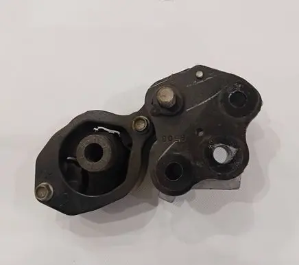 Mazda 3 III Engine mounting bracket