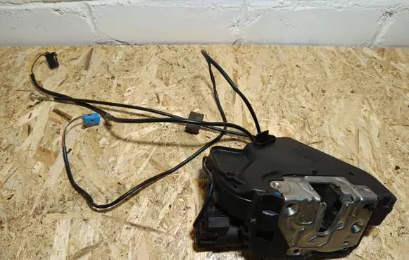 Mercedes-Benz CLS C219 Rear door lock 2197300635