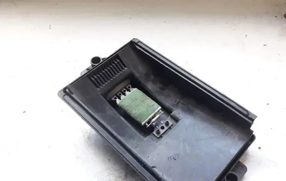 Volkswagen Golf IV Heater blower fan relay 