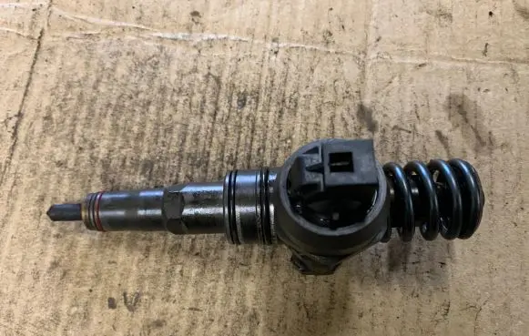 Skoda Octavia Mk2 (1Z) Fuel injector 038130073AG