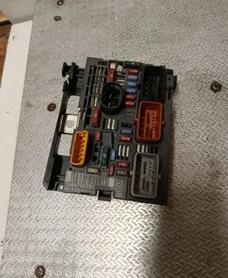 Peugeot 308 SW Fuse module 9664706280