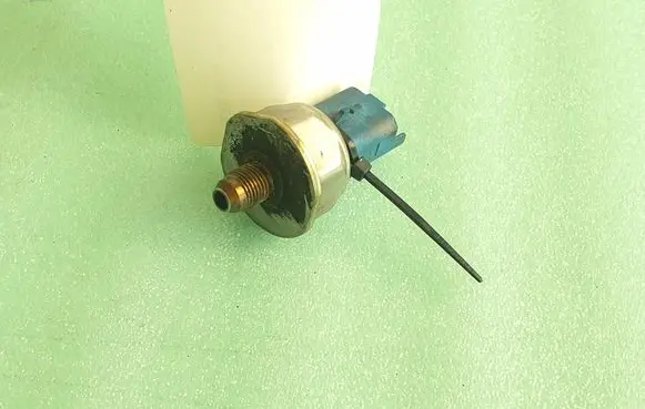Nissan Juke I F15 Oil pressure sensor 166380783R