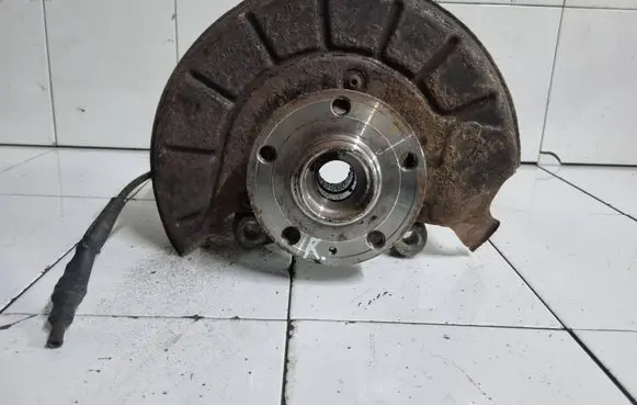 Volkswagen PASSAT B6 Front wheel hub
