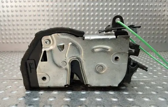 BMW 1 E81 E87 Rear door lock S27705777 7060296