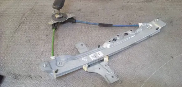 Peugeot 208 I Rear door manual window regulator 9673153880