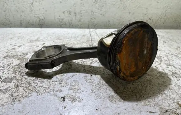 Dodge Challenger Piston with connecting rod