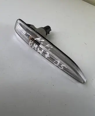 Front fender indicator light