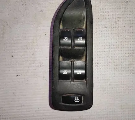 Renault Laguna II Electric window control switch 8200002445