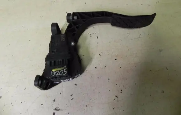 Audi A6 S6 C6 4F Accelerator throttle pedal 4F1723523A I3205