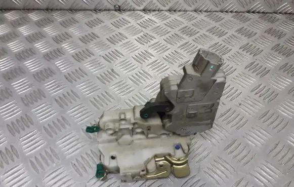 Nissan Primera Front door lock A0541C