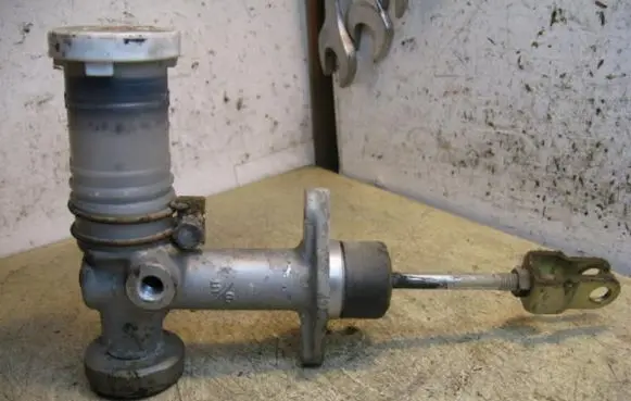 Mitsubishi Pajero Sport I Clutch master cylinder NABCO
