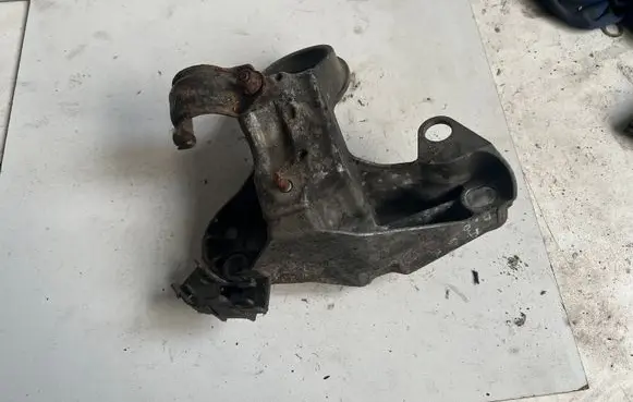 Audi A6 S6 C5 4B Engine mounting bracket 4B0199352A