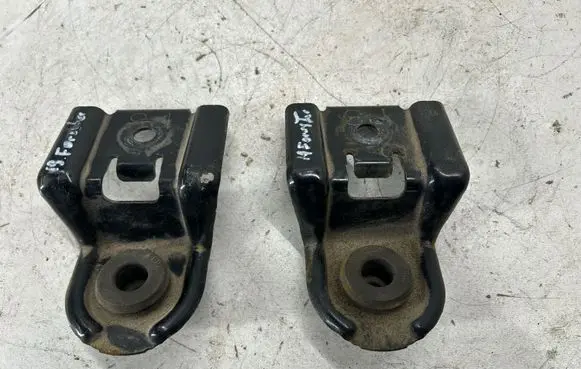 Radiator mount bracket
