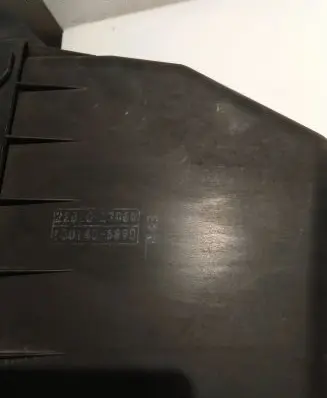 Toyota RAV 4 (XA20) Air filter box 2202027060
