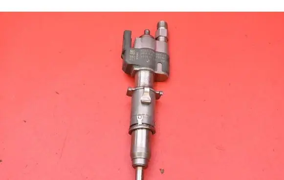 BMW 7 F01 F02 F03 F04 Fuel injector 7589048