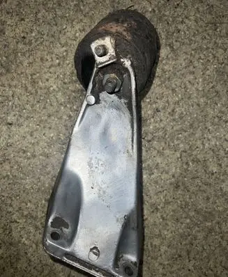 BMW 5 E34 Engine mounting bracket 1133362
