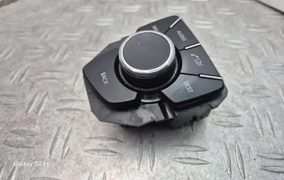 Head unit multimedia control