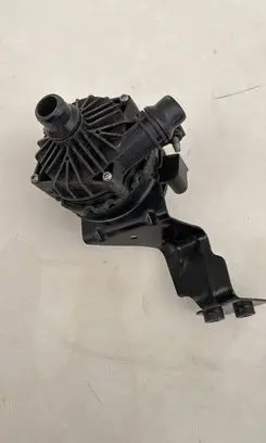 Mercedes-Benz C W205 Water pump A0005004900